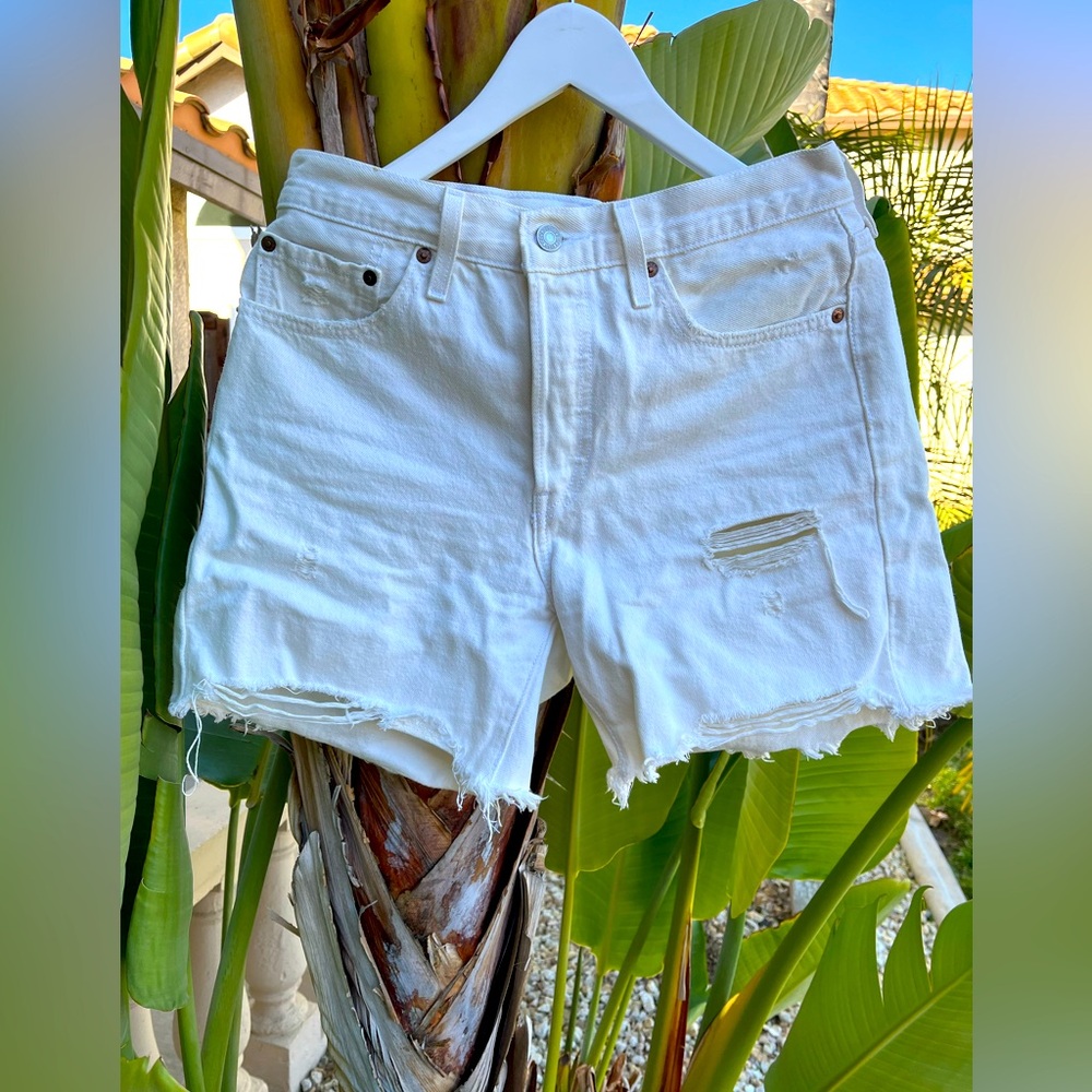 Levi’s 501 Distressed Button Fly White Cut Off Shorts Vacation Cute Beach Fun